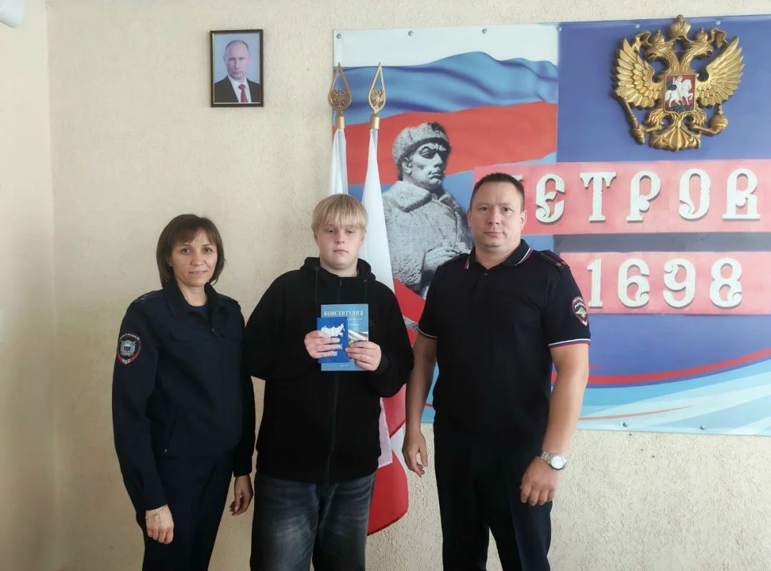 Полицейские торжественно вручили первые паспорта 14-летним петровчанам