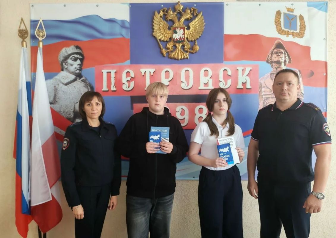 Полицейские торжественно вручили первые паспорта 14-летним петровчанам Полицейские торжественно вручили первые паспорта 14-летним петровчанам