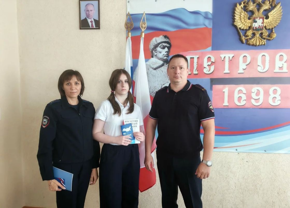 Полицейские торжественно вручили первые паспорта 14-летним петровчанам Полицейские торжественно вручили первые паспорта 14-летним петровчанам