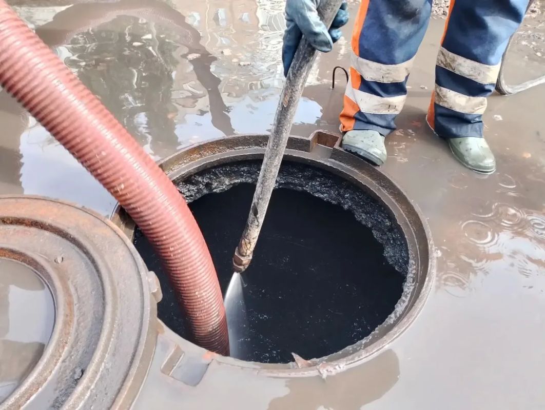 Сотрудники участка водопонижения проводят работу по очистке водоприемных колодцев Сотрудники участка водопонижения проводят работу по очистке водоприемных колодцев