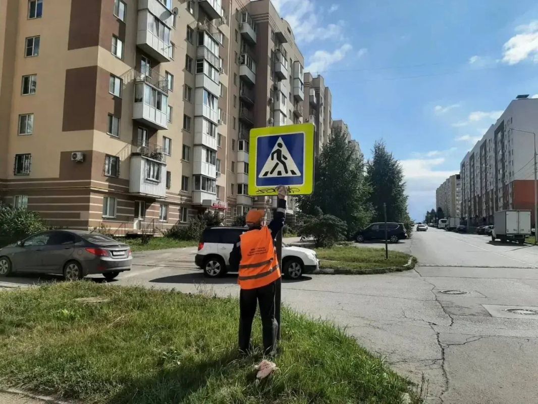 Уборка города. Коммунальные службы осуществляют уборку дорог и тротуаров, мойку и ремонт остановочных павильонов, уход за зелеными зонами, подбор мусора, а также ремонт дорожных знаков и ограждений Уборка города. Коммунальные службы осуществляют уборку дорог и тротуаров, мойку и ремонт остановочных павильонов, уход за зелеными зонами, подбор мусора, а также ремонт дорожных знаков и ограждений