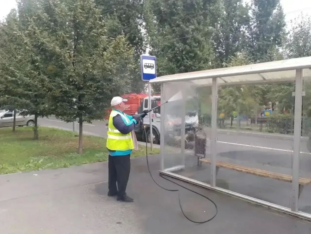 Уборка города. Коммунальные службы осуществляют уборку дорог и тротуаров, мойку и ремонт остановочных павильонов, уход за зелеными зонами, подбор мусора, а также ремонт дорожных знаков и ограждений Уборка города. Коммунальные службы осуществляют уборку дорог и тротуаров, мойку и ремонт остановочных павильонов, уход за зелеными зонами, подбор мусора, а также ремонт дорожных знаков и ограждений