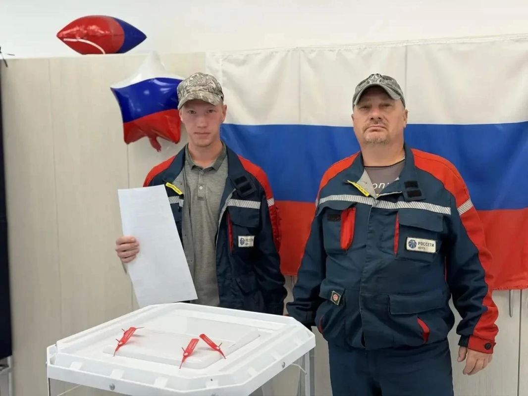 #ЕДГ2026 #РоссияГолосует. Отец и сын – на выборы вместе, до начала смены На участке № 991 в Красном Куте сегодня особая атмосфера #ЕДГ2026 #РоссияГолосует. Отец и сын – на выборы вместе, до начала смены На участке № 991 в Красном Куте сегодня особая атмосфера