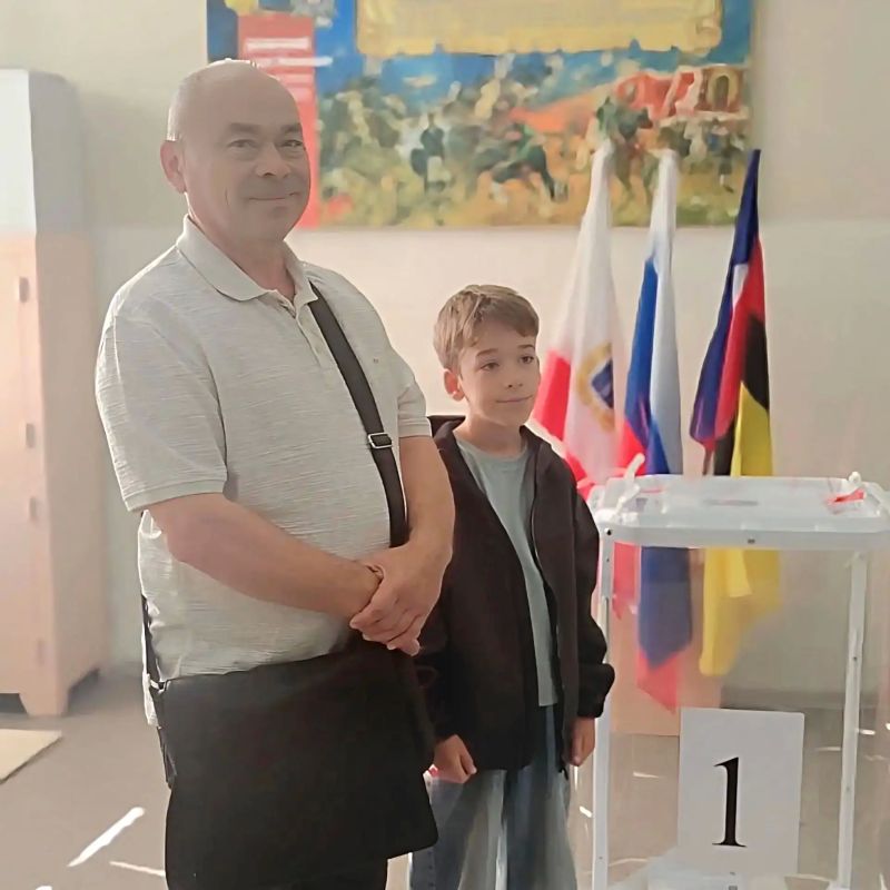 #ЕДГ2026. Голосуем всей семьёй — вместе решаем будущее! На избирательные участки Энгельсского района приходят целыми семьями #ЕДГ2026. Голосуем всей семьёй — вместе решаем будущее! На избирательные участки Энгельсского района приходят целыми семьями