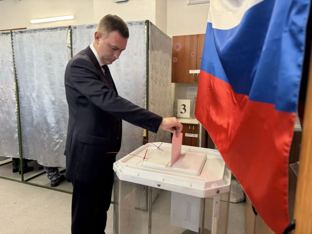 Утром, перед началом рабочего дня, на своем избирательном участке проголосовал на выборах депутатов Государственной Думы IX созыва Утром, перед началом рабочего дня, на своем избирательном участке проголосовал на выборах депутатов Государственной Думы IX созыва