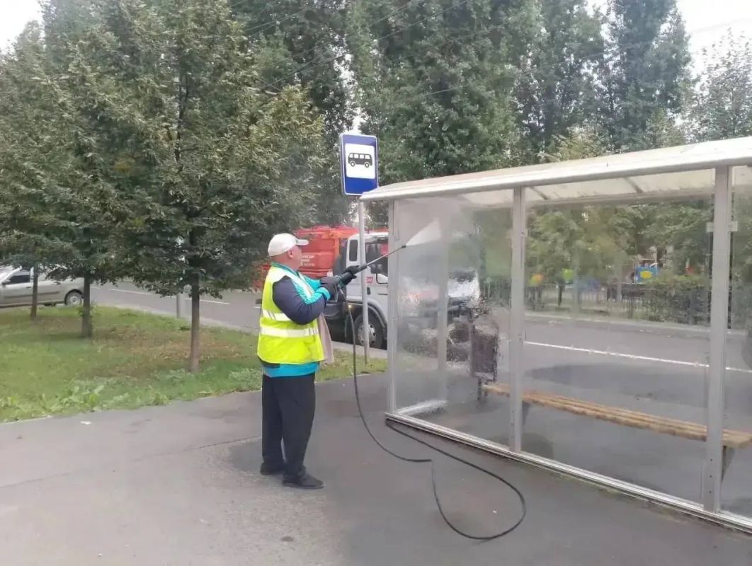 Уборка города. Коммунальные службы осуществляют уборку дорог и тротуаров, мойку и ремонт остановочных павильонов, уход за зелеными зонами, подбор мусора, а также ремонт дорожных знаков и ограждений Уборка города. Коммунальные службы осуществляют уборку дорог и тротуаров, мойку и ремонт остановочных павильонов, уход за зелеными зонами, подбор мусора, а также ремонт дорожных знаков и ограждений