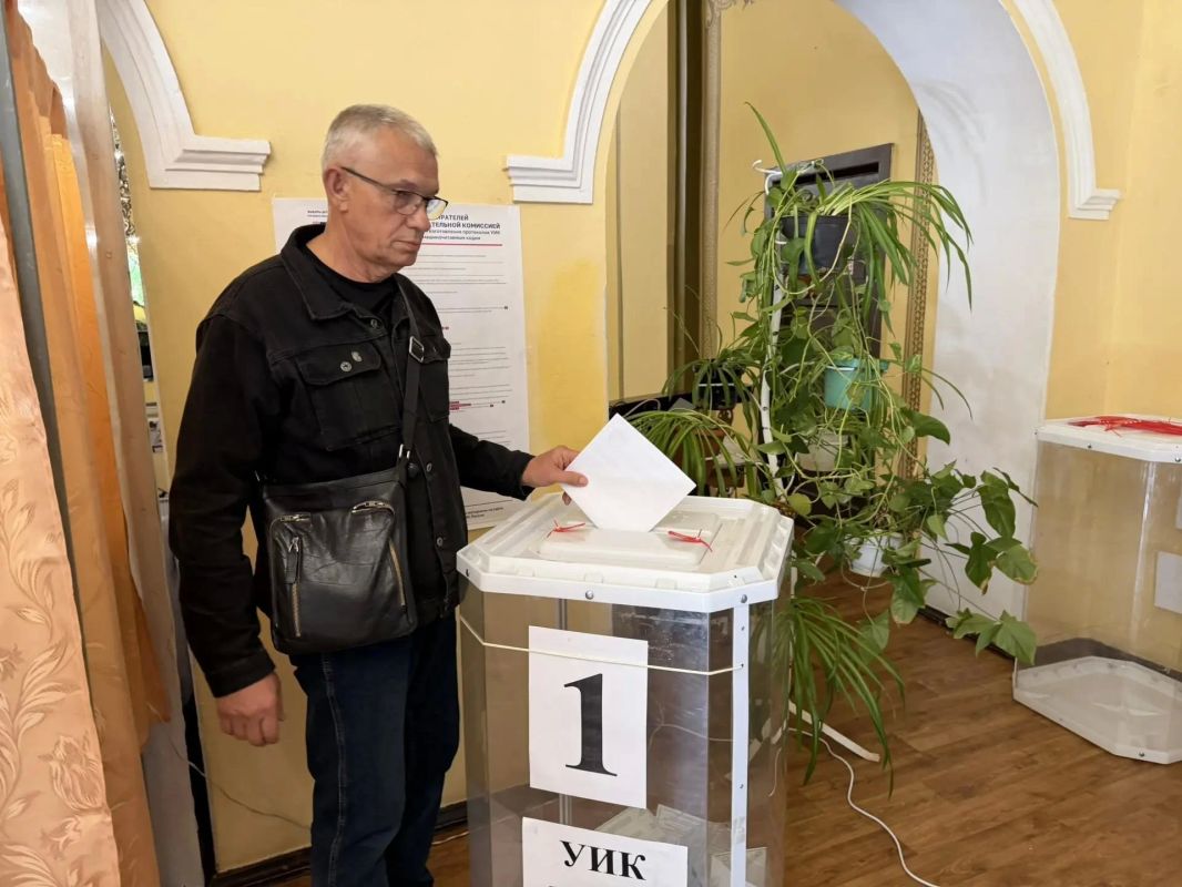 Председатель Общественного совета Энгельсского муниципального района, заслуженный учитель РФ Василий Буцких рассказал, почему важно принять участие в выборах: