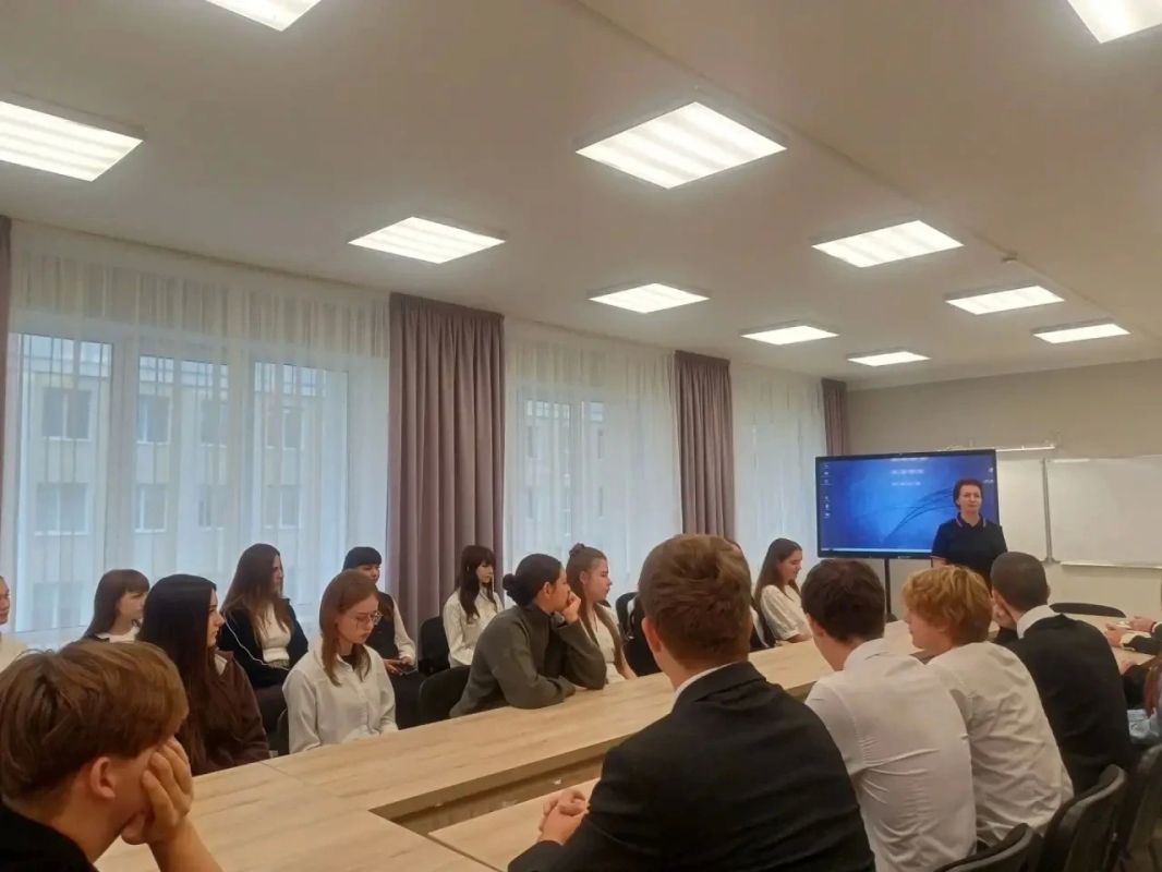 В рамках Единого дня профилактики на базе ГБОУ СОШ № 2 по инициативе инспектора ПДН МО МВД России «Базарно-Карабулакский» Саратовской области для учащихся старших классов был проведен познавательный классный час