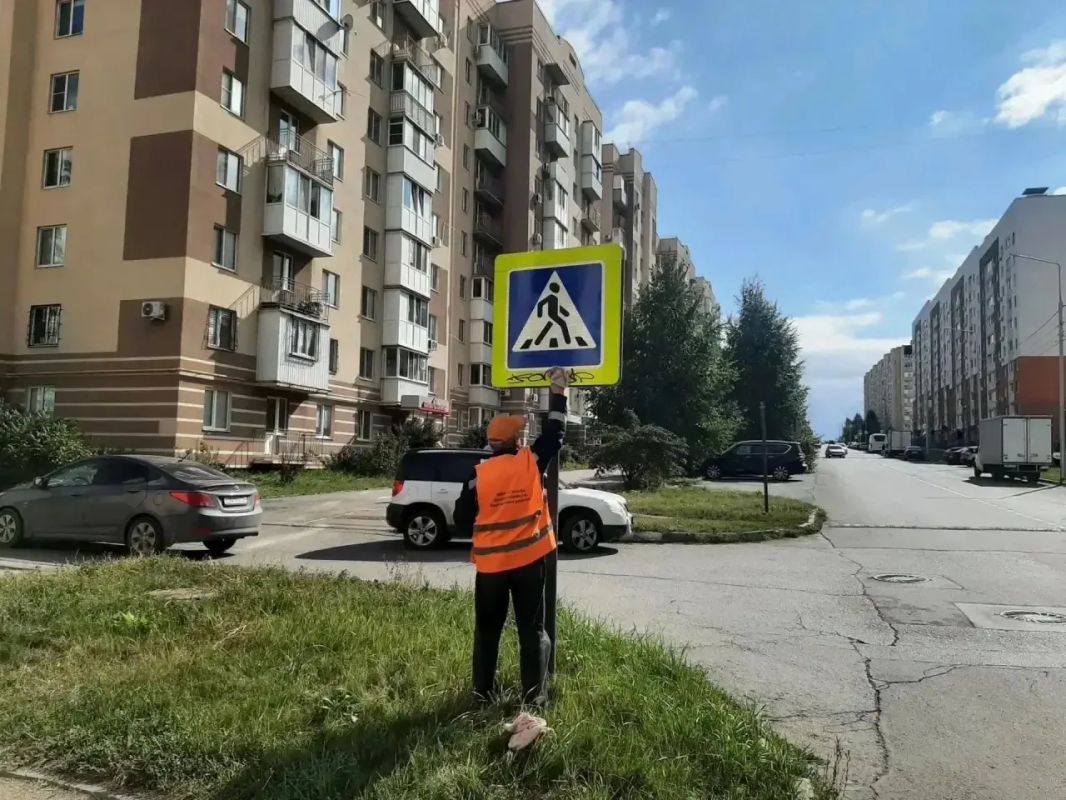 Уборка города. Коммунальные службы осуществляют уборку дорог и тротуаров, мойку и ремонт остановочных павильонов, уход за зелеными зонами, подбор мусора, а также ремонт дорожных знаков и ограждений Уборка города. Коммунальные службы осуществляют уборку дорог и тротуаров, мойку и ремонт остановочных павильонов, уход за зелеными зонами, подбор мусора, а также ремонт дорожных знаков и ограждений
