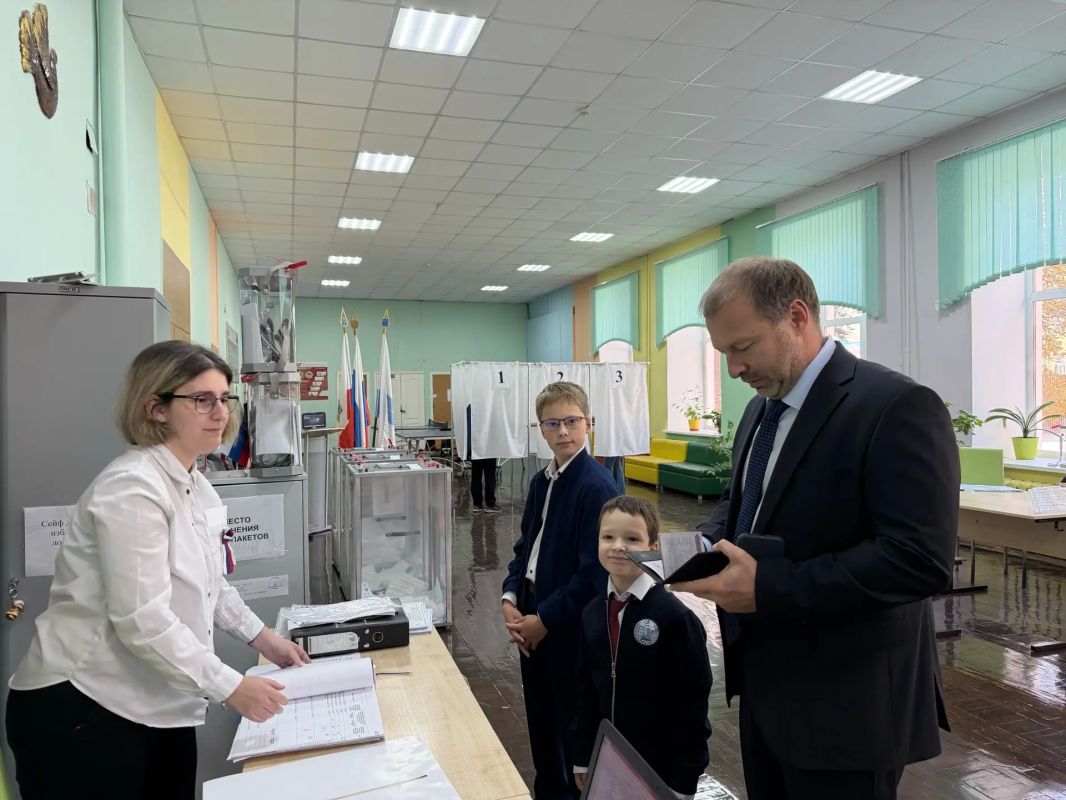 #ЕДГ2026 #РоссияГолосует. Член облизбиркома Ринат Каримов поделился с нами фотографиями, сделанными на избирательном участке Сегодня член избирательной комиссии Саратовской области с правом решающего голоса Ринат Каримов... #ЕДГ2026 #РоссияГолосует. Член облизбиркома Ринат Каримов поделился с нами фотографиями, сделанными на избирательном участке Сегодня член избирательной комиссии Саратовской области с правом решающего голоса Ринат Каримов...