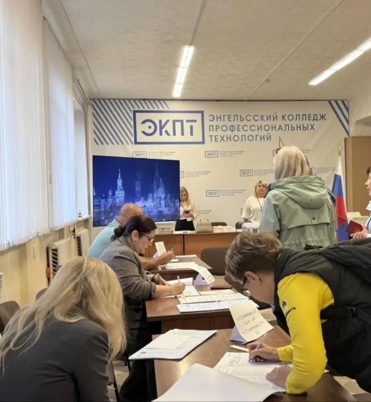 Выборы-2026. В Энгельсском районе под Гимн России открылись избирательные участки Выборы-2026. В Энгельсском районе под Гимн России открылись избирательные участки