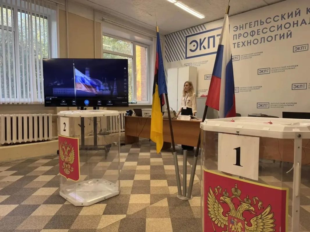 Выборы-2026. В Энгельсском районе под Гимн России открылись избирательные участки Выборы-2026. В Энгельсском районе под Гимн России открылись избирательные участки
