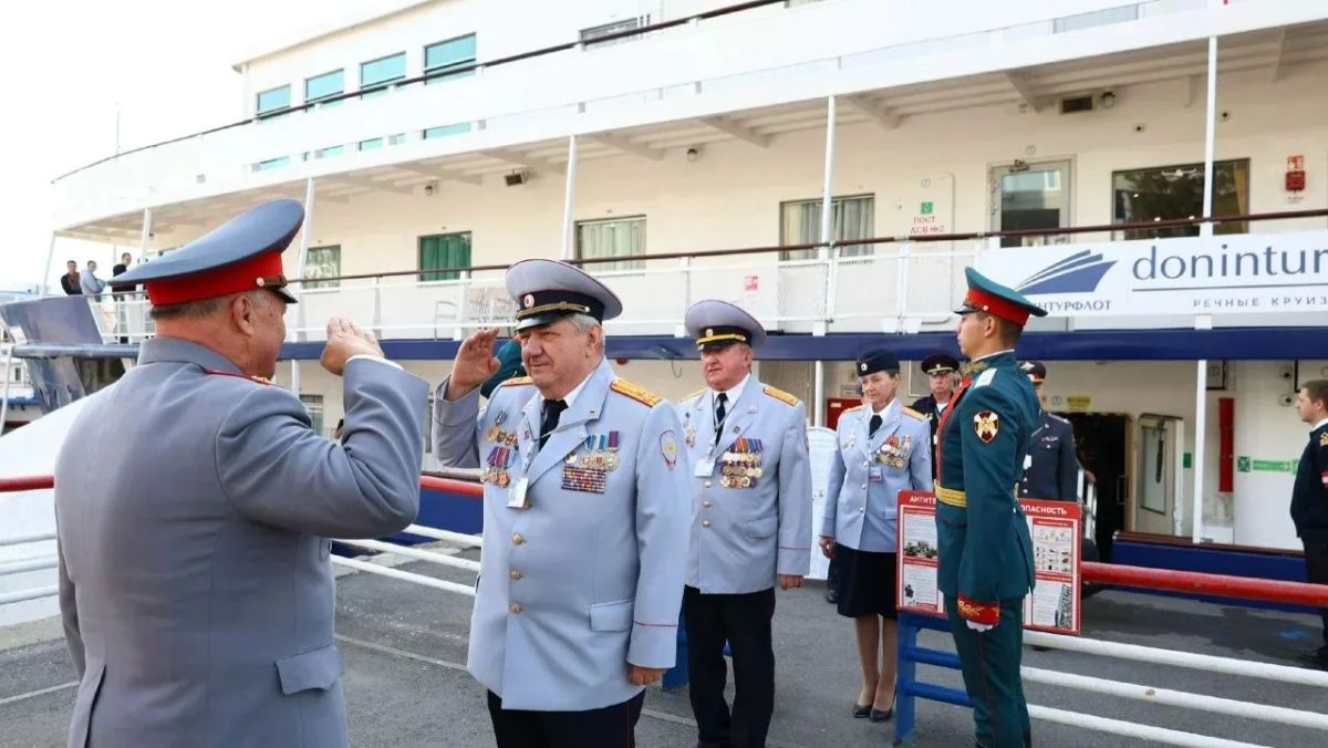 В Саратове тепло встретили делегацию ветеранов войск правопорядка В Саратове тепло встретили делегацию ветеранов войск правопорядка