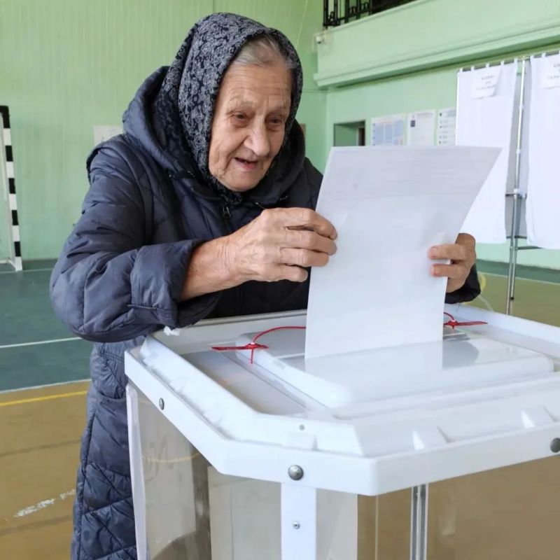#ЕДГ2026. Серебряный возраст — активная гражданская позиция! Сегодня на избирательных участках Энгельсского района все также активно голосуют люди старшего поколения #ЕДГ2026. Серебряный возраст — активная гражданская позиция! Сегодня на избирательных участках Энгельсского района все также активно голосуют люди старшего поколения