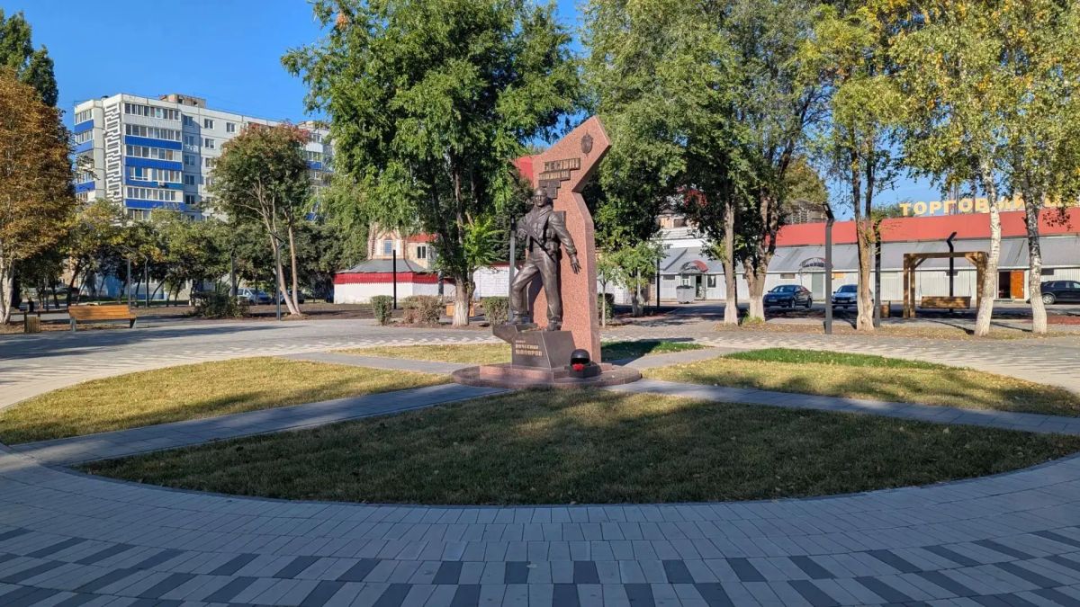 В сквере имени Вячеслава Малярова началось строительство основания под детскую площадку В сквере имени Вячеслава Малярова началось строительство основания под детскую площадку