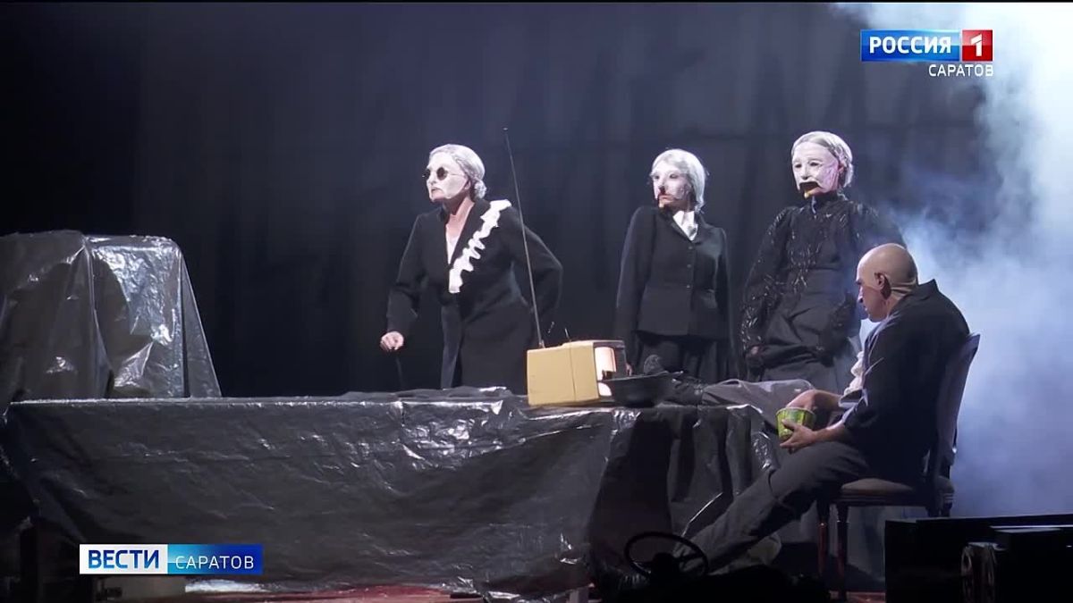 От актеров с любовью. В Театре драмы представили новый спектакль – чеховские «Три сестры»