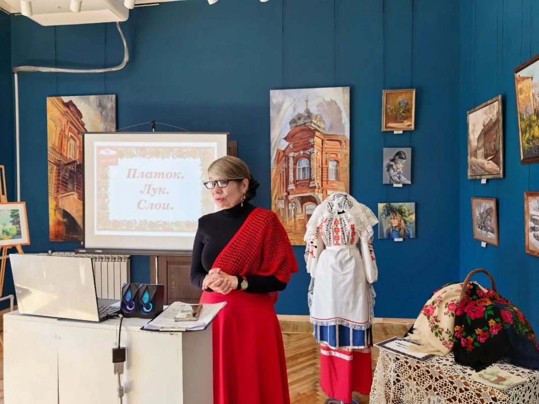 В Энгельсском краеведческом музее состоялась интерактивная программа «Платок В Энгельсском краеведческом музее состоялась интерактивная программа «Платок