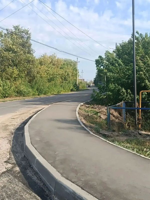 В Калининске построили тротуар вдоль оживленной трассы по просьбе жителей В Калининске построили тротуар вдоль оживленной трассы по просьбе жителей