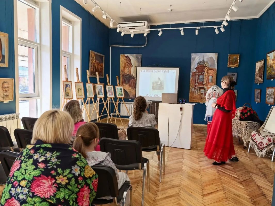 В Энгельсском краеведческом музее состоялась интерактивная программа «Платок В Энгельсском краеведческом музее состоялась интерактивная программа «Платок