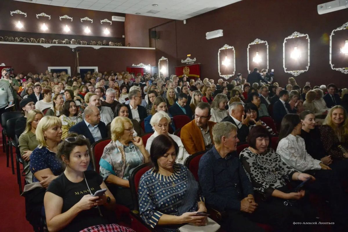 В Балашов с аншлагами проходят спектакли юбилейного «Театрального Прихопёрья» В Балашов с аншлагами проходят спектакли юбилейного «Театрального Прихопёрья»