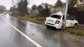 Сегодня в Саратове на мокрой дороге машина въехала в столб, сообщили очевидцы