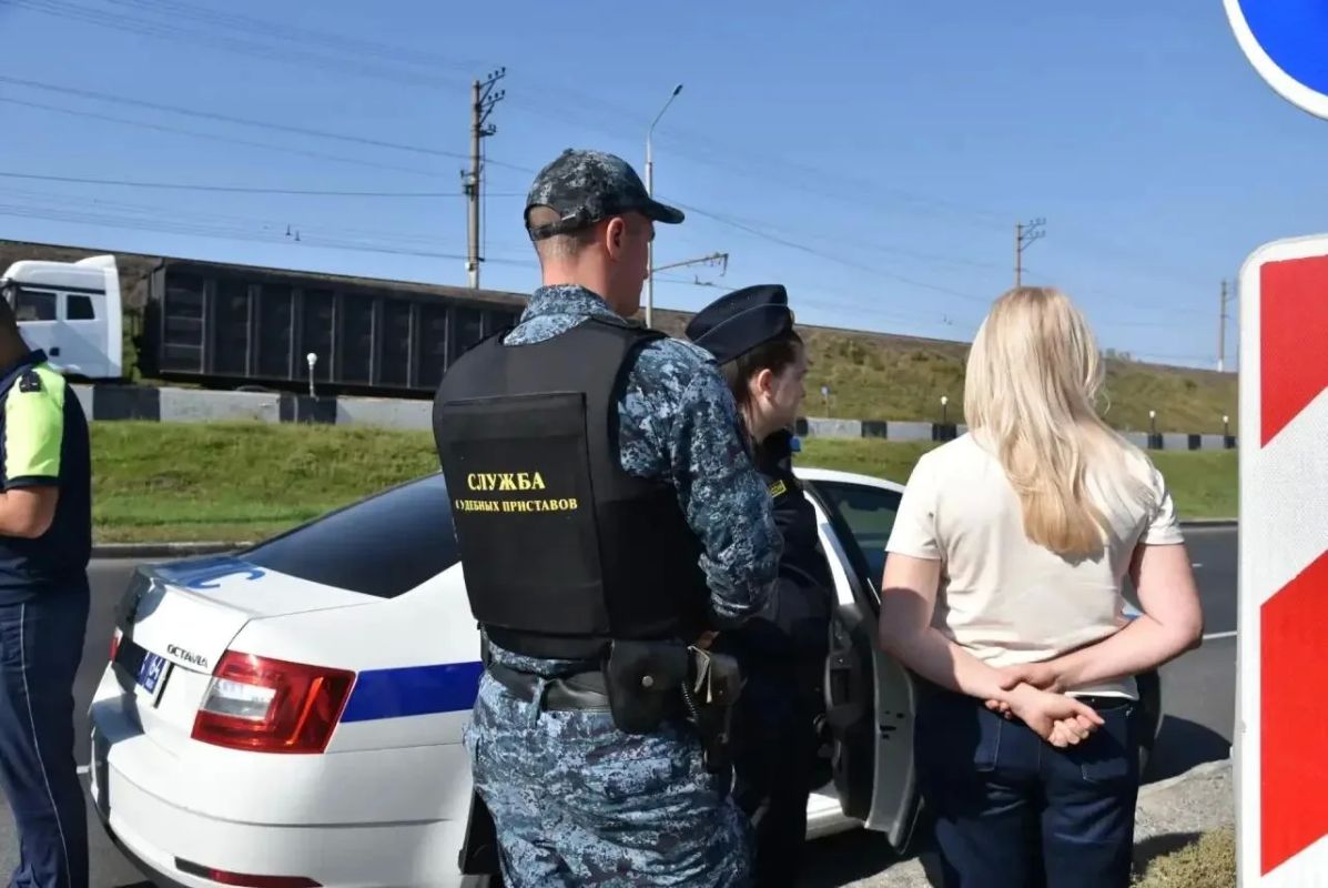 В Балаково сотрудники ГИБДД и служба судебных приставов провели рейд по выявлению водителей, уклоняющихся от уплаты штрафов и других обязательств В Балаково сотрудники ГИБДД и служба судебных приставов провели рейд по выявлению водителей, уклоняющихся от уплаты штрафов и других обязательств