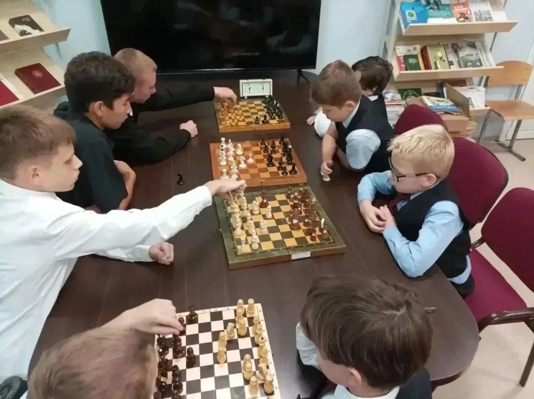 В школах Энгельсского муниципального района близится к завершению первый внутришкольный этап областного турнира по шахматам на Кубок Губернатора В школах Энгельсского муниципального района близится к завершению первый внутришкольный этап областного турнира по шахматам на Кубок Губернатора