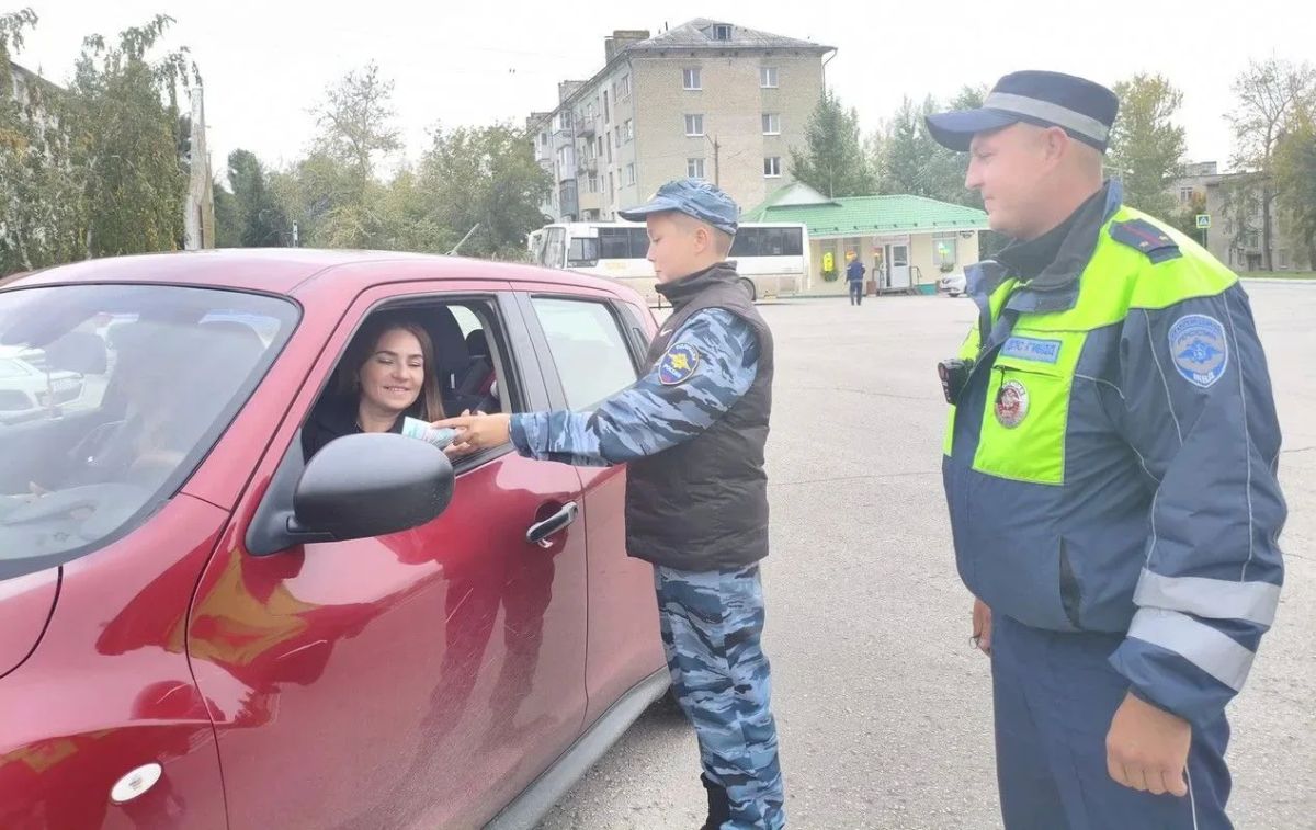 Сотрудники Госавтоинспекции, общественники и члены отряда «Юный друг полиции» напомнили жителям поселка Светлый о мерах профилактики мошенничества #ТвояБезопасность Сотрудники Госавтоинспекции, общественники и члены отряда «Юный друг полиции» напомнили жителям поселка Светлый о мерах профилактики мошенничества #ТвояБезопасность