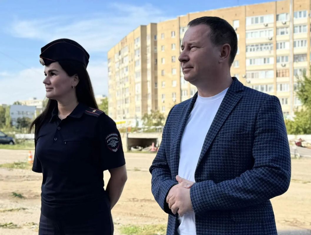 В областном центре госавтоинспекторы и инспекторы ПДН совместно с членом Общественного совета при УМВД России по г. Саратову, руководителем автошколы Антоном Синицыным организовали для студентов Саратовского колледжа... В областном центре госавтоинспекторы и инспекторы ПДН совместно с членом Общественного совета при УМВД России по г. Саратову, руководителем автошколы Антоном Синицыным организовали для студентов Саратовского колледжа...