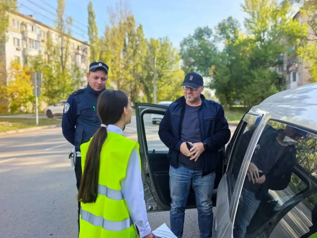 В городе Энгельсе сотрудники Госавтоинспекции совместно с юными инспекторами движения из средней общеобразовательной школы № 9 организовали профилактическое мероприятие под названием «Письмо водителю» В городе Энгельсе сотрудники Госавтоинспекции совместно с юными инспекторами движения из средней общеобразовательной школы № 9 организовали профилактическое мероприятие под названием «Письмо водителю»