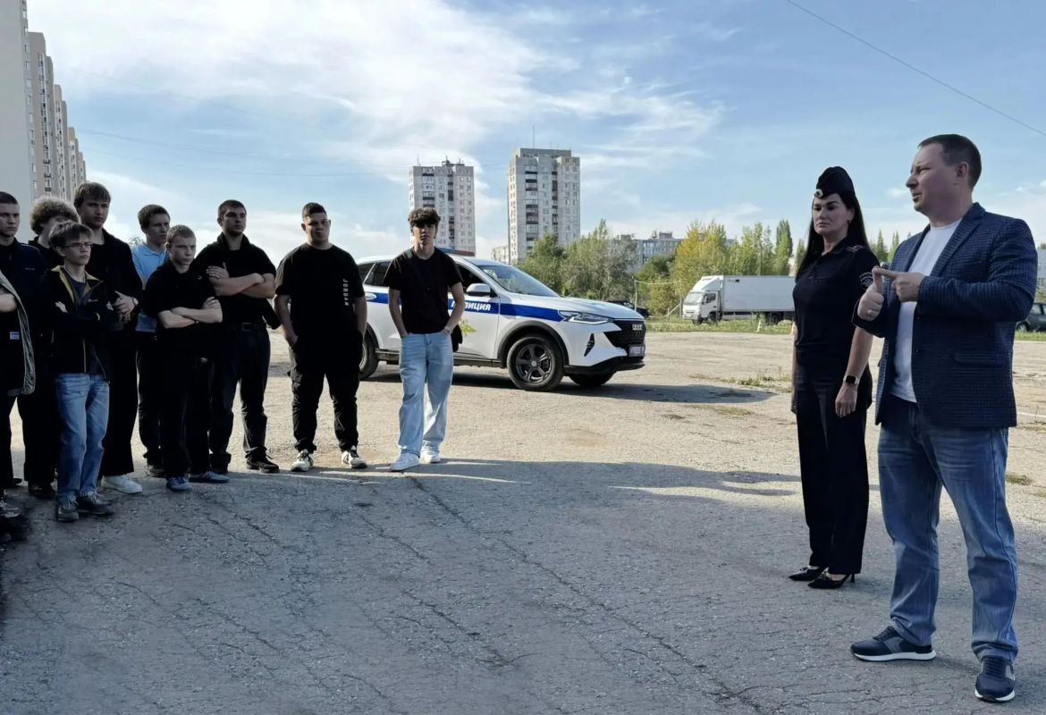 В областном центре госавтоинспекторы и инспекторы ПДН совместно с членом Общественного совета при УМВД России по г. Саратову, руководителем автошколы Антоном Синицыным организовали для студентов Саратовского колледжа... В областном центре госавтоинспекторы и инспекторы ПДН совместно с членом Общественного совета при УМВД России по г. Саратову, руководителем автошколы Антоном Синицыным организовали для студентов Саратовского колледжа...
