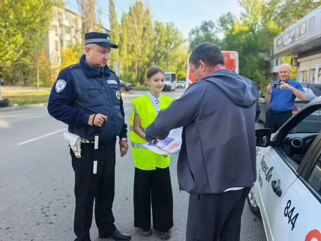 В городе Энгельсе сотрудники Госавтоинспекции совместно с юными инспекторами движения из средней общеобразовательной школы № 9 организовали профилактическое мероприятие под названием «Письмо водителю» В городе Энгельсе сотрудники Госавтоинспекции совместно с юными инспекторами движения из средней общеобразовательной школы № 9 организовали профилактическое мероприятие под названием «Письмо водителю»