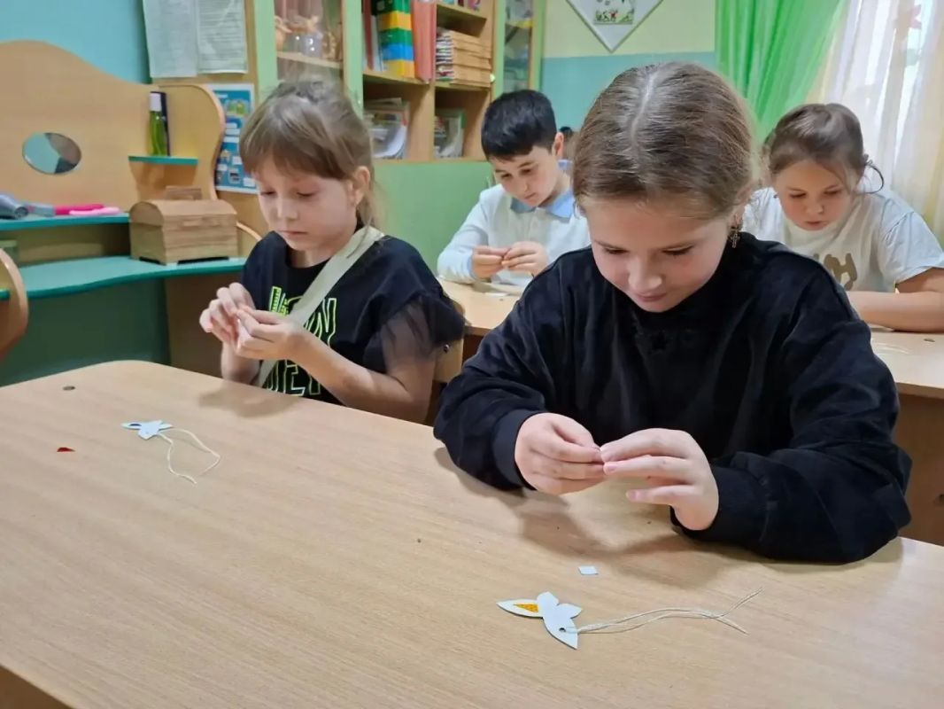 МАСТЕР-КЛАСС "ЗАСВЕТИСЬ!". В рамках Всероссийской недели безопасности дорожного движения сотрудники Госавтоинспекции в Ртищево провели мастер-класс «Засветись!» Занятие прошло с воспитанниками МУДО "ДДТ "Гармония" города... МАСТЕР-КЛАСС "ЗАСВЕТИСЬ!". В рамках Всероссийской недели безопасности дорожного движения сотрудники Госавтоинспекции в Ртищево провели мастер-класс «Засветись!» Занятие прошло с воспитанниками МУДО "ДДТ "Гармония" города...