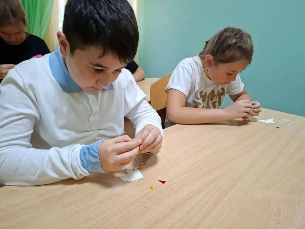 МАСТЕР-КЛАСС "ЗАСВЕТИСЬ!". В рамках Всероссийской недели безопасности дорожного движения сотрудники Госавтоинспекции в Ртищево провели мастер-класс «Засветись!» Занятие прошло с воспитанниками МУДО "ДДТ "Гармония" города... МАСТЕР-КЛАСС "ЗАСВЕТИСЬ!". В рамках Всероссийской недели безопасности дорожного движения сотрудники Госавтоинспекции в Ртищево провели мастер-класс «Засветись!» Занятие прошло с воспитанниками МУДО "ДДТ "Гармония" города...