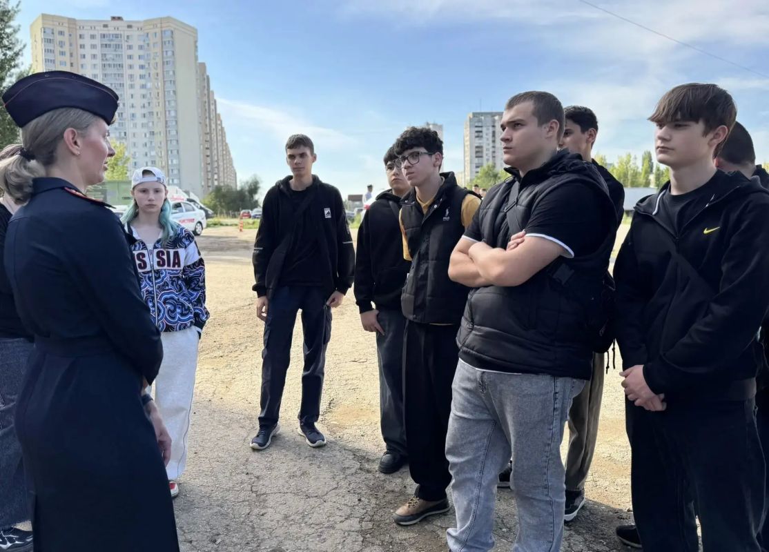 В областном центре госавтоинспекторы и инспекторы ПДН совместно с членом Общественного совета при УМВД России по г. Саратову, руководителем автошколы Антоном Синицыным организовали для студентов Саратовского колледжа... В областном центре госавтоинспекторы и инспекторы ПДН совместно с членом Общественного совета при УМВД России по г. Саратову, руководителем автошколы Антоном Синицыным организовали для студентов Саратовского колледжа...