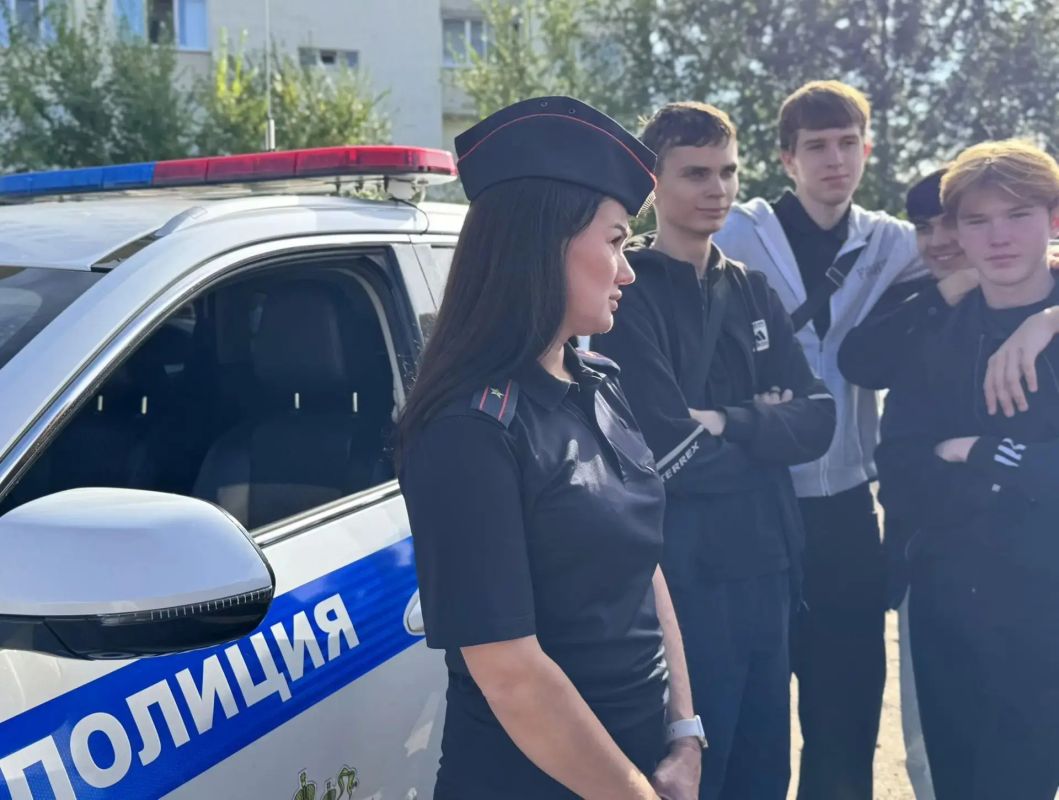 В областном центре госавтоинспекторы и инспекторы ПДН совместно с членом Общественного совета при УМВД России по г. Саратову, руководителем автошколы Антоном Синицыным организовали для студентов Саратовского колледжа... В областном центре госавтоинспекторы и инспекторы ПДН совместно с членом Общественного совета при УМВД России по г. Саратову, руководителем автошколы Антоном Синицыным организовали для студентов Саратовского колледжа...