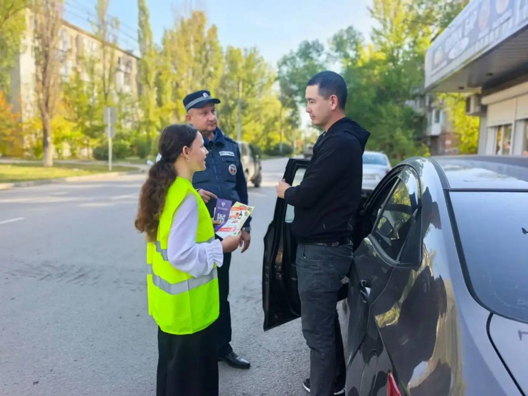 В городе Энгельсе сотрудники Госавтоинспекции совместно с юными инспекторами движения из средней общеобразовательной школы № 9 организовали профилактическое мероприятие под названием «Письмо водителю» В городе Энгельсе сотрудники Госавтоинспекции совместно с юными инспекторами движения из средней общеобразовательной школы № 9 организовали профилактическое мероприятие под названием «Письмо водителю»