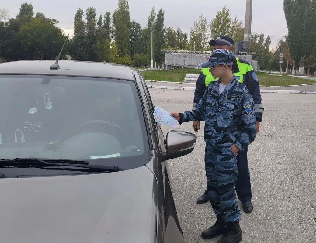 Сотрудники Госавтоинспекции, общественники и члены отряда «Юный друг полиции» напомнили жителям поселка Светлый о мерах профилактики мошенничества #ТвояБезопасность Сотрудники Госавтоинспекции, общественники и члены отряда «Юный друг полиции» напомнили жителям поселка Светлый о мерах профилактики мошенничества #ТвояБезопасность