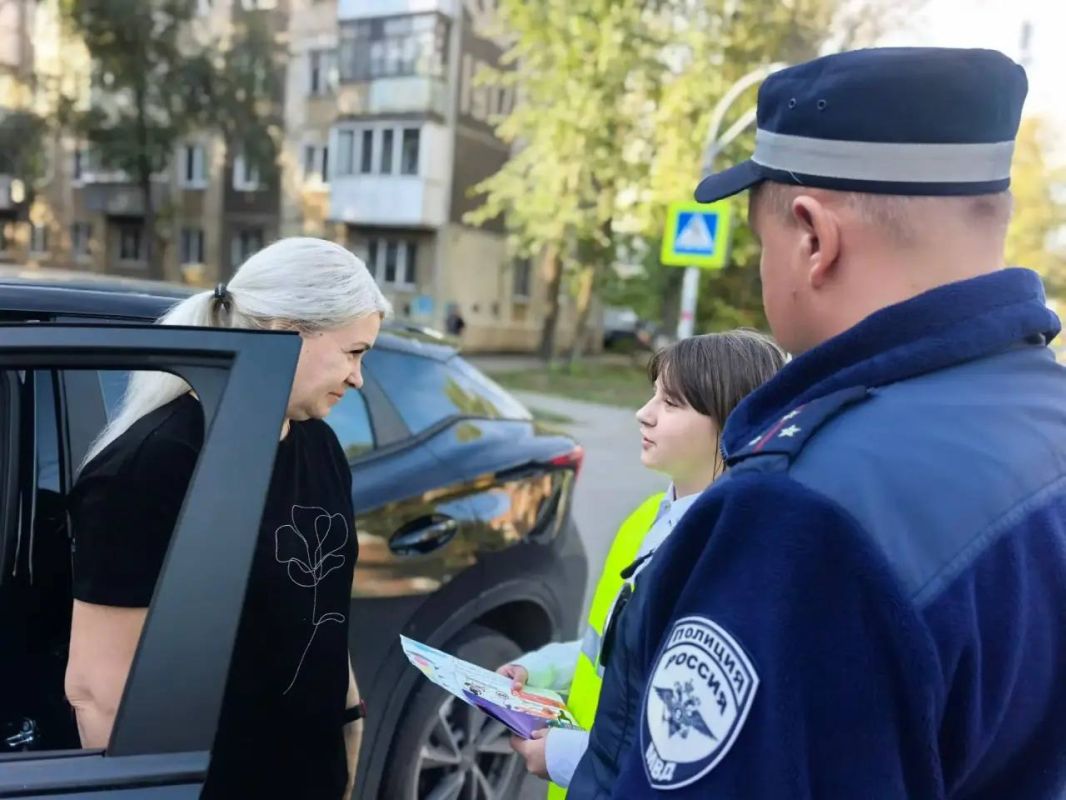 В городе Энгельсе сотрудники Госавтоинспекции совместно с юными инспекторами движения из средней общеобразовательной школы № 9 организовали профилактическое мероприятие под названием «Письмо водителю» В городе Энгельсе сотрудники Госавтоинспекции совместно с юными инспекторами движения из средней общеобразовательной школы № 9 организовали профилактическое мероприятие под названием «Письмо водителю»
