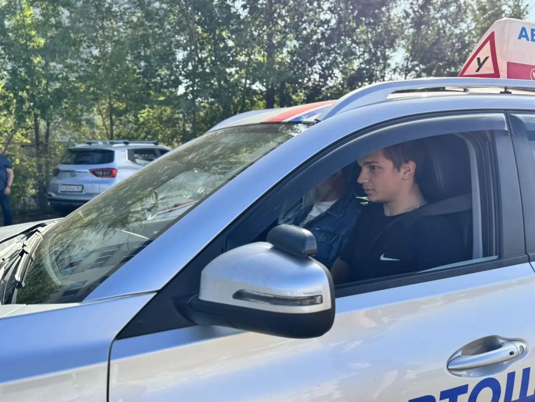 В областном центре госавтоинспекторы и инспекторы ПДН совместно с членом Общественного совета при УМВД России по г. Саратову, руководителем автошколы Антоном Синицыным организовали для студентов Саратовского колледжа... В областном центре госавтоинспекторы и инспекторы ПДН совместно с членом Общественного совета при УМВД России по г. Саратову, руководителем автошколы Антоном Синицыным организовали для студентов Саратовского колледжа...