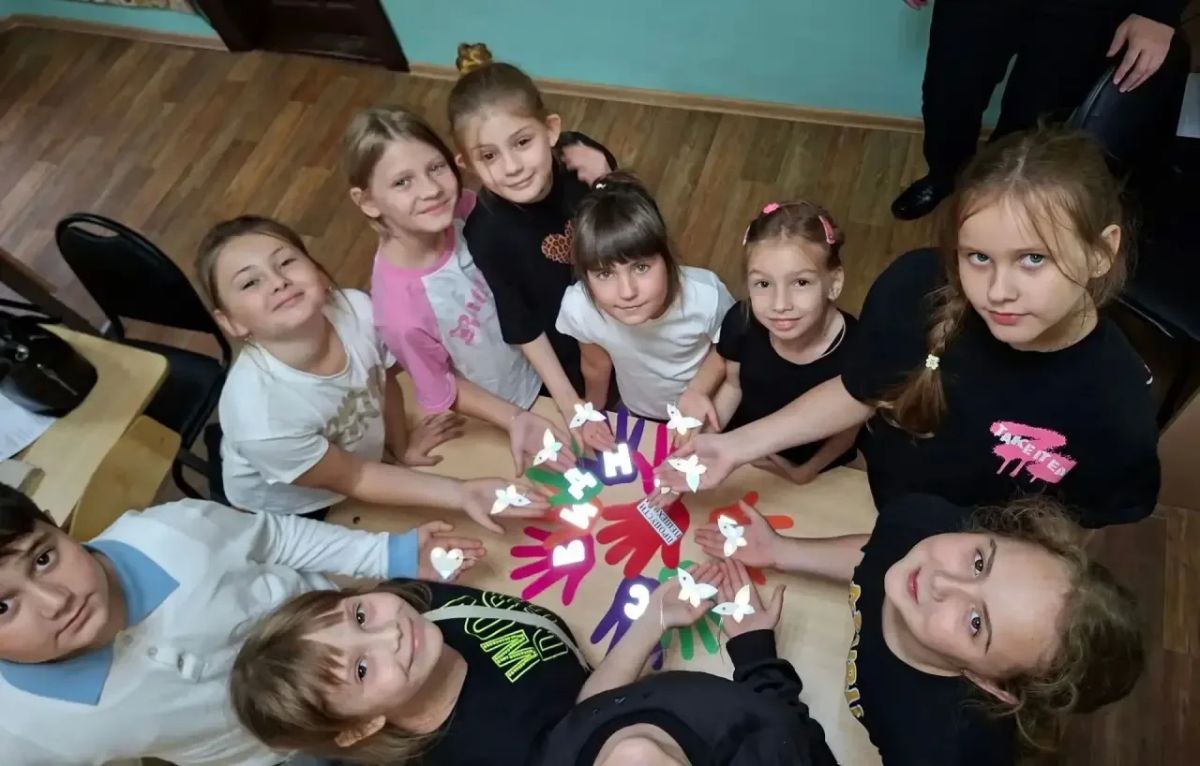 МАСТЕР-КЛАСС "ЗАСВЕТИСЬ!". В рамках Всероссийской недели безопасности дорожного движения сотрудники Госавтоинспекции в Ртищево провели мастер-класс «Засветись!» Занятие прошло с воспитанниками МУДО "ДДТ "Гармония" города... МАСТЕР-КЛАСС "ЗАСВЕТИСЬ!". В рамках Всероссийской недели безопасности дорожного движения сотрудники Госавтоинспекции в Ртищево провели мастер-класс «Засветись!» Занятие прошло с воспитанниками МУДО "ДДТ "Гармония" города...