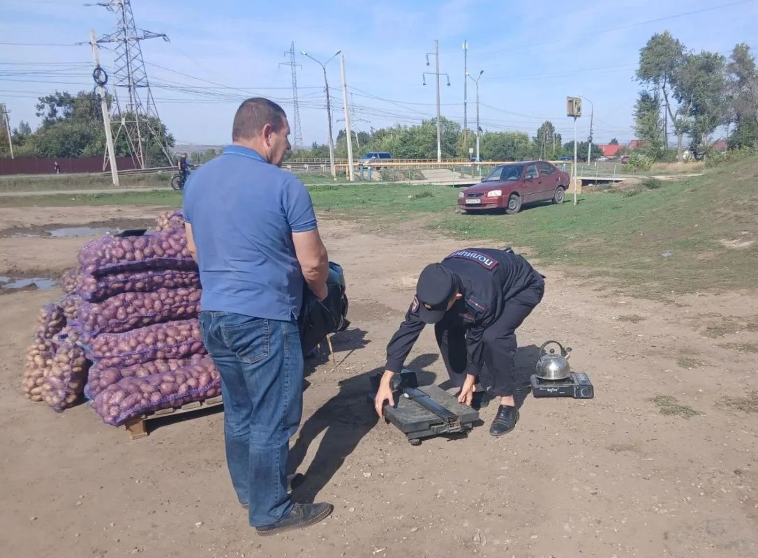 По поручению главы Энгельсского района Максима Леонова специалисты управления муниципального контроля и административной практики продолжают борьбу с незаконной торговлей По поручению главы Энгельсского района Максима Леонова специалисты управления муниципального контроля и административной практики продолжают борьбу с незаконной торговлей