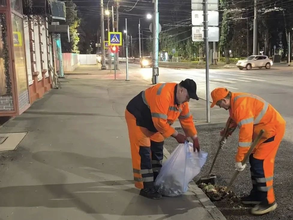 Уборка города. Коммунальные службы осуществляют уборку дорог и тротуаров, мойку и ремонт остановочных павильонов, уход за зелеными зонами, подбор мусора, а также ремонт дорожных знаков и ограждений Уборка города. Коммунальные службы осуществляют уборку дорог и тротуаров, мойку и ремонт остановочных павильонов, уход за зелеными зонами, подбор мусора, а также ремонт дорожных знаков и ограждений