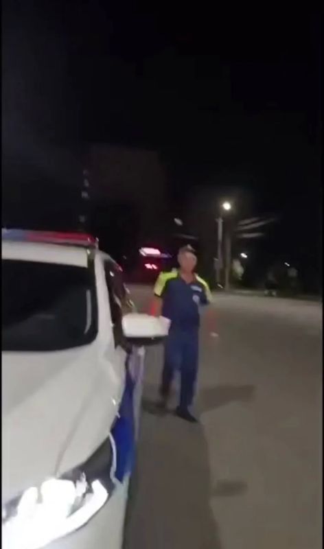 В Балакове пьяная компания «учила» автоинспектора парковке