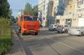 Уборка города. Коммунальные службы осуществляют уборку дорог и тротуаров, мойку и ремонт остановочных павильонов, уход за зелеными зонами, подбор мусора, а также ремонт дорожных знаков и ограждений