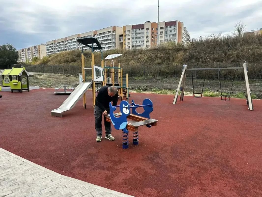 Уборка города. Коммунальные службы осуществляют уборку дорог и тротуаров, мойку и ремонт остановочных павильонов, уход за зелеными зонами, подбор мусора, а также ремонт дорожных знаков и ограждений Уборка города. Коммунальные службы осуществляют уборку дорог и тротуаров, мойку и ремонт остановочных павильонов, уход за зелеными зонами, подбор мусора, а также ремонт дорожных знаков и ограждений