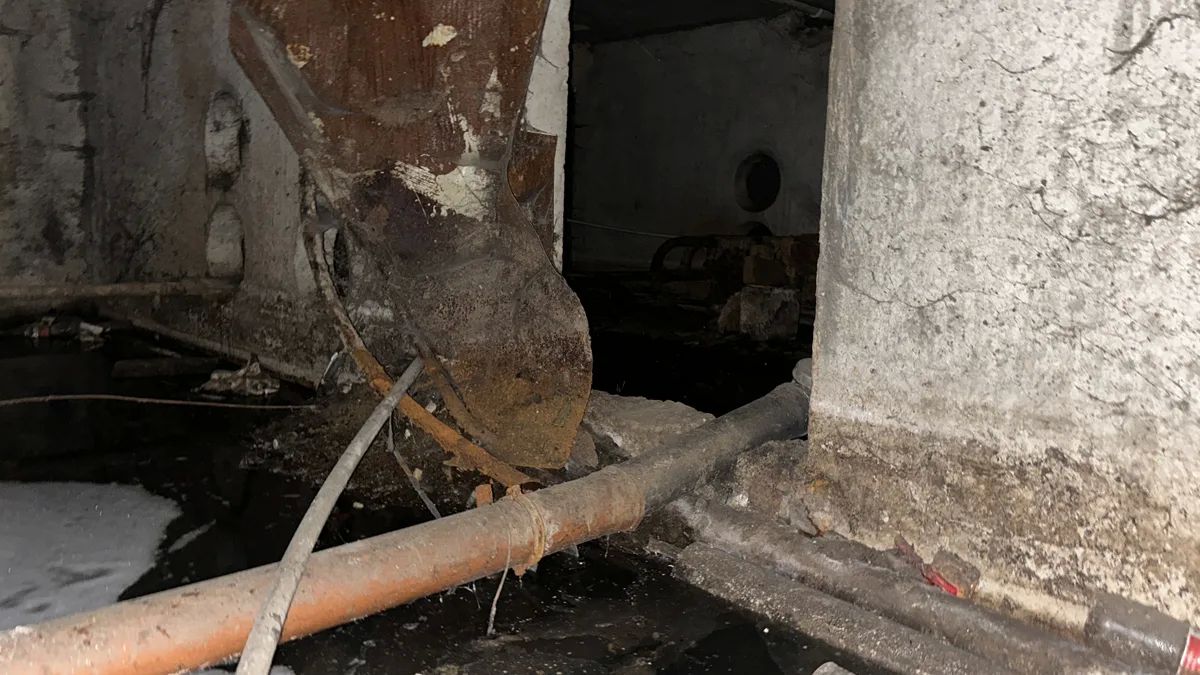 Дом на Уфимцева, 4, в Саратове, тонет в нечистотах, а чиновники «запаха не чувствуют» Дом на Уфимцева, 4, в Саратове, тонет в нечистотах, а чиновники «запаха не чувствуют»