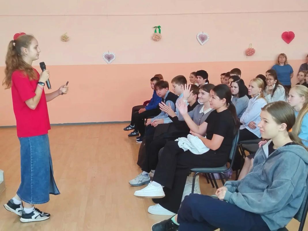 Саратовские полицейские и специалисты «Движения Первых» провели со школьниками квиз-игры «Нет экстремизму!» Саратовские полицейские и специалисты «Движения Первых» провели со школьниками квиз-игры «Нет экстремизму!»
