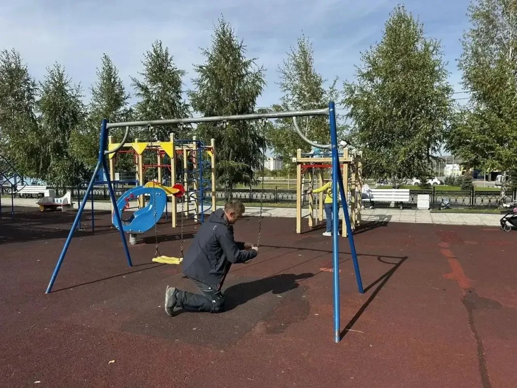 Уборка города. Коммунальные службы осуществляют уборку дорог и тротуаров, мойку и ремонт остановочных павильонов, уход за зелеными зонами, подбор мусора, а также ремонт дорожных знаков и ограждений Уборка города. Коммунальные службы осуществляют уборку дорог и тротуаров, мойку и ремонт остановочных павильонов, уход за зелеными зонами, подбор мусора, а также ремонт дорожных знаков и ограждений