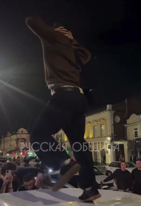 19-летний саратовец извинился за свой "перфоманс" на крыше автомобиля 19-летний саратовец извинился за свой "перфоманс" на крыше автомобиля